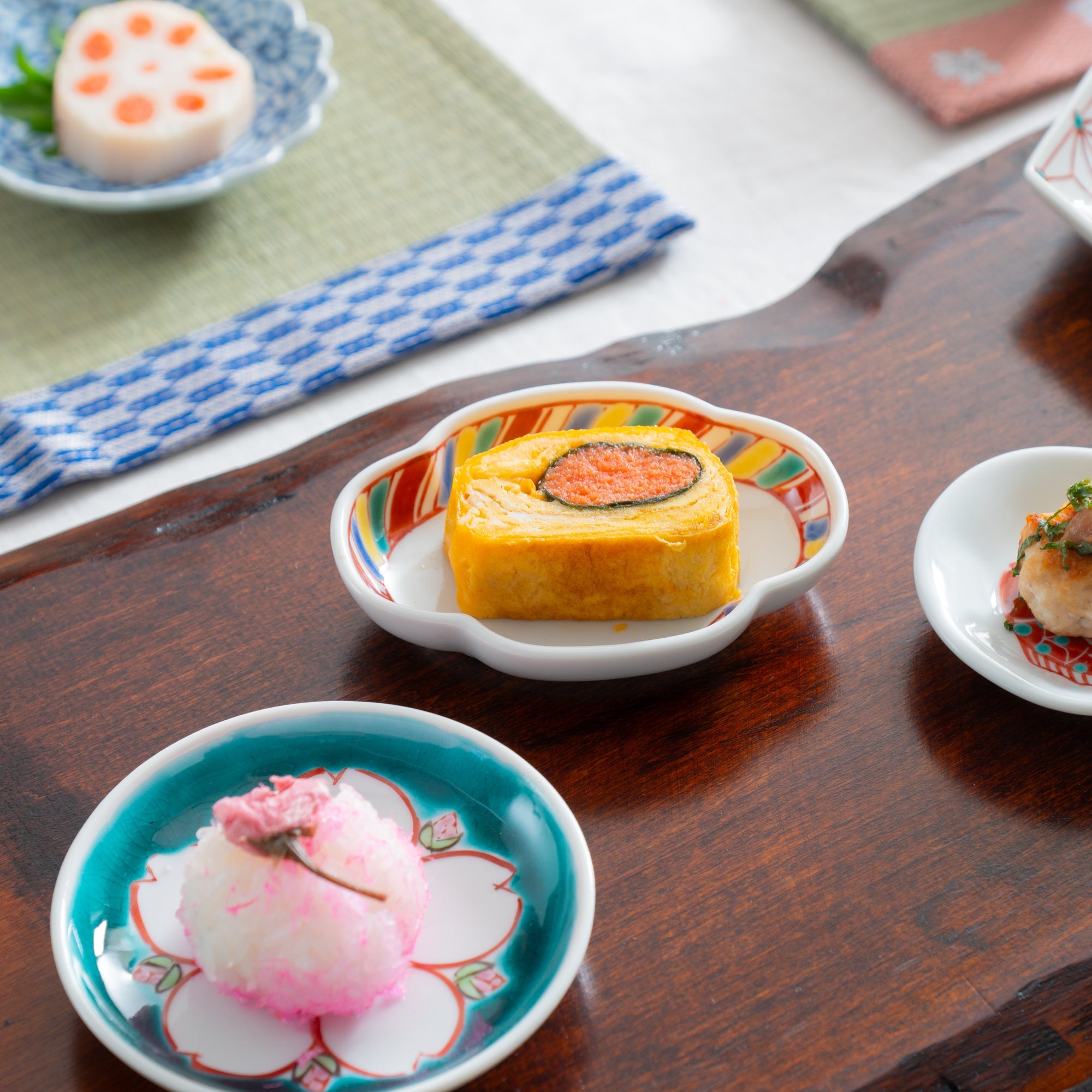 Musubi Kiln Auspicious Pattern Tsuba-Shaped Sauce Plate
