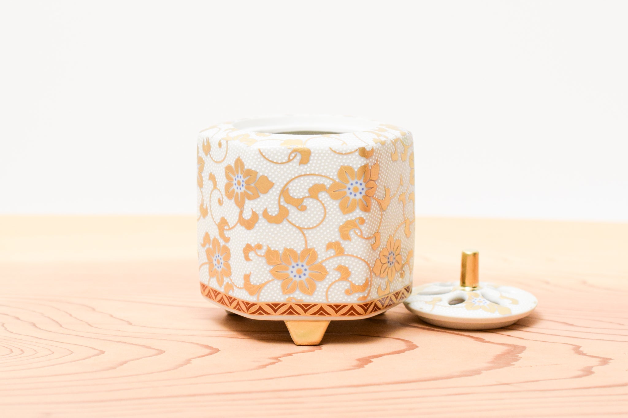 Juttoku Kutani Incense Burner 9cm - White Dot Clematis - view 2