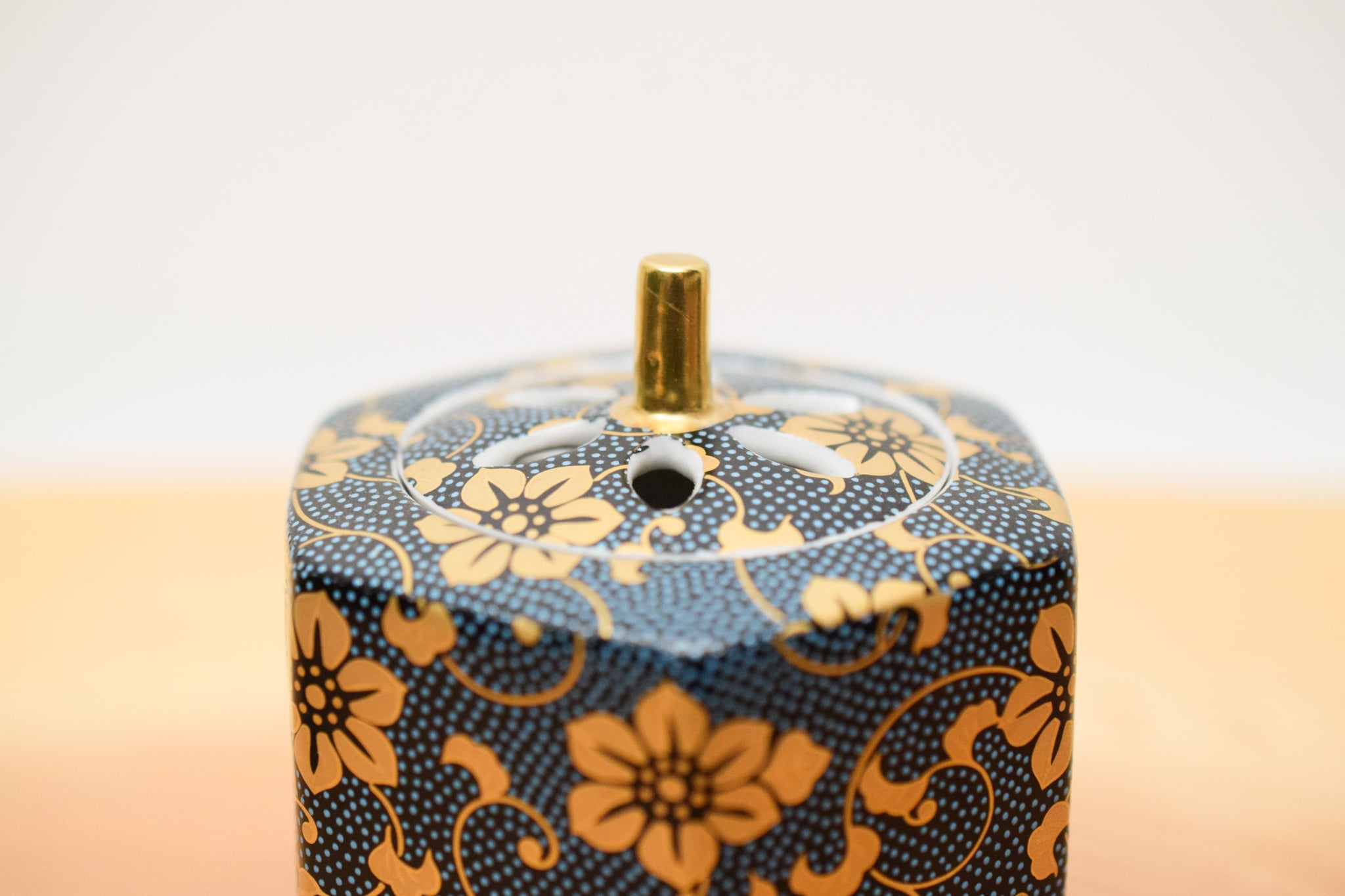Juttoku Kutani Incense Burner 9cm - Blue Dot Clematis - view 6