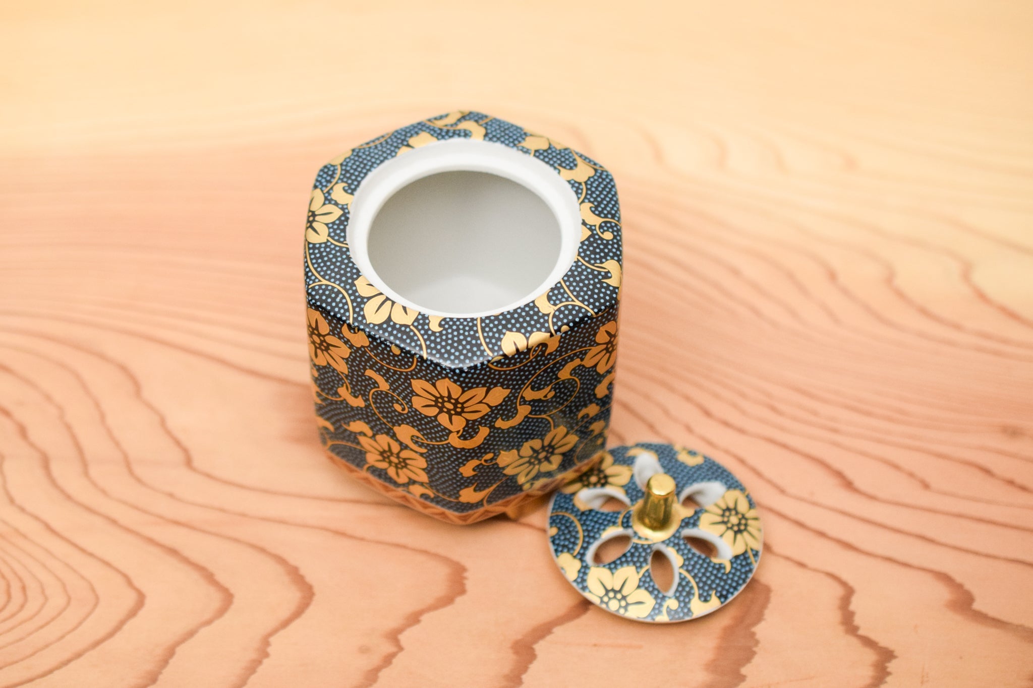 Juttoku Kutani Incense Burner 9cm - Blue Dot Clematis - view 5