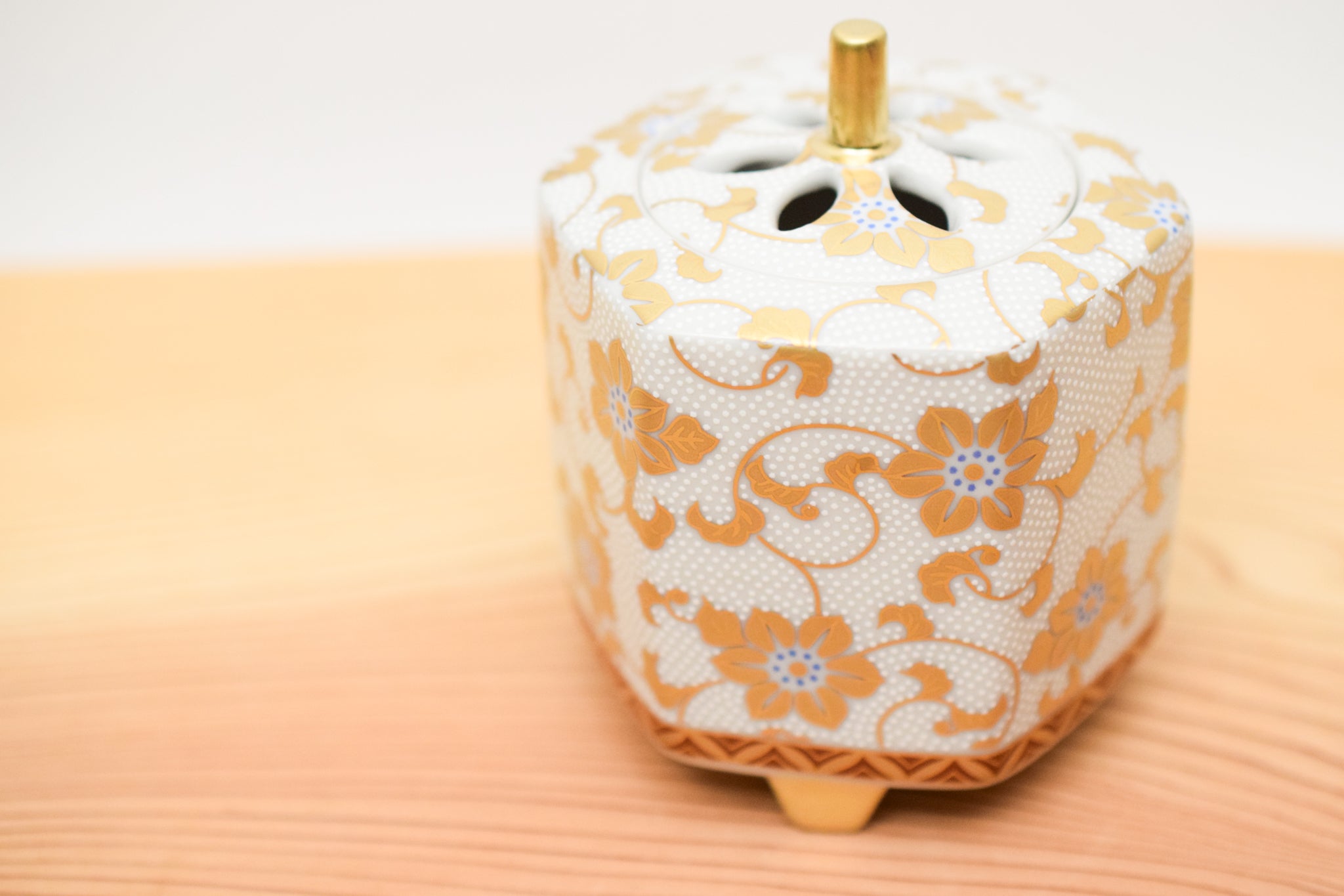Juttoku Kutani Incense Burner 9cm - White Dot Clematis - view 7