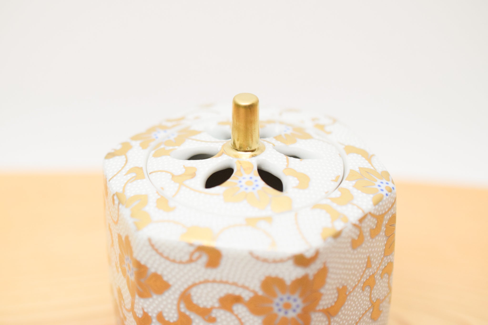 Juttoku Kutani Incense Burner 9cm - White Dot Clematis - view 8