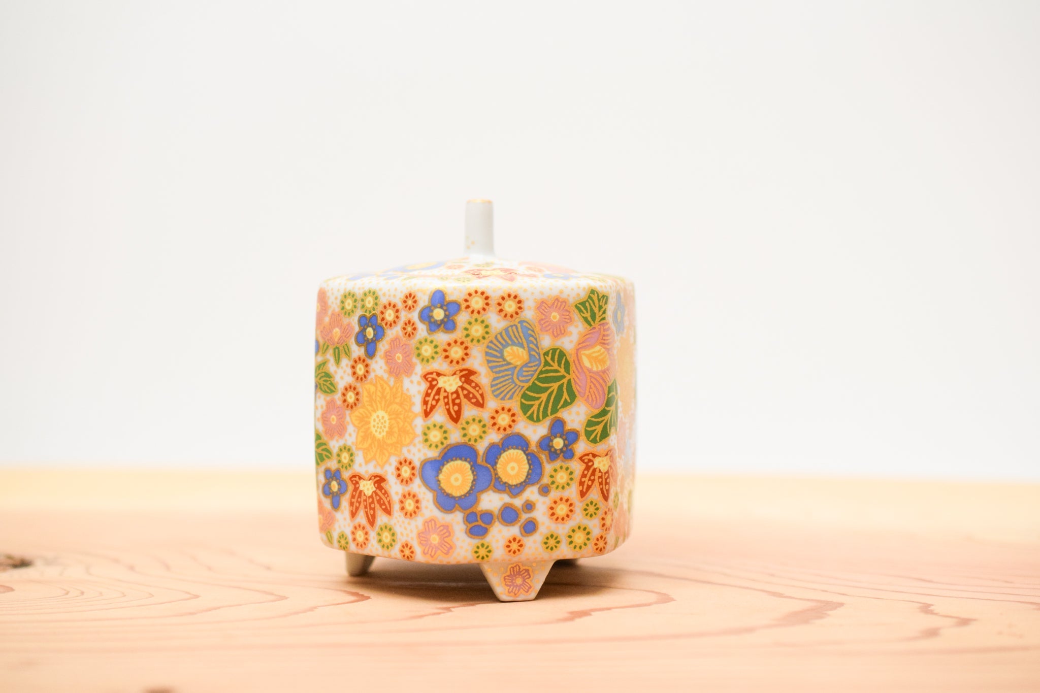 Juttoku Kutani Incense Burner 9cm - Flower Filled Pattern - view 4