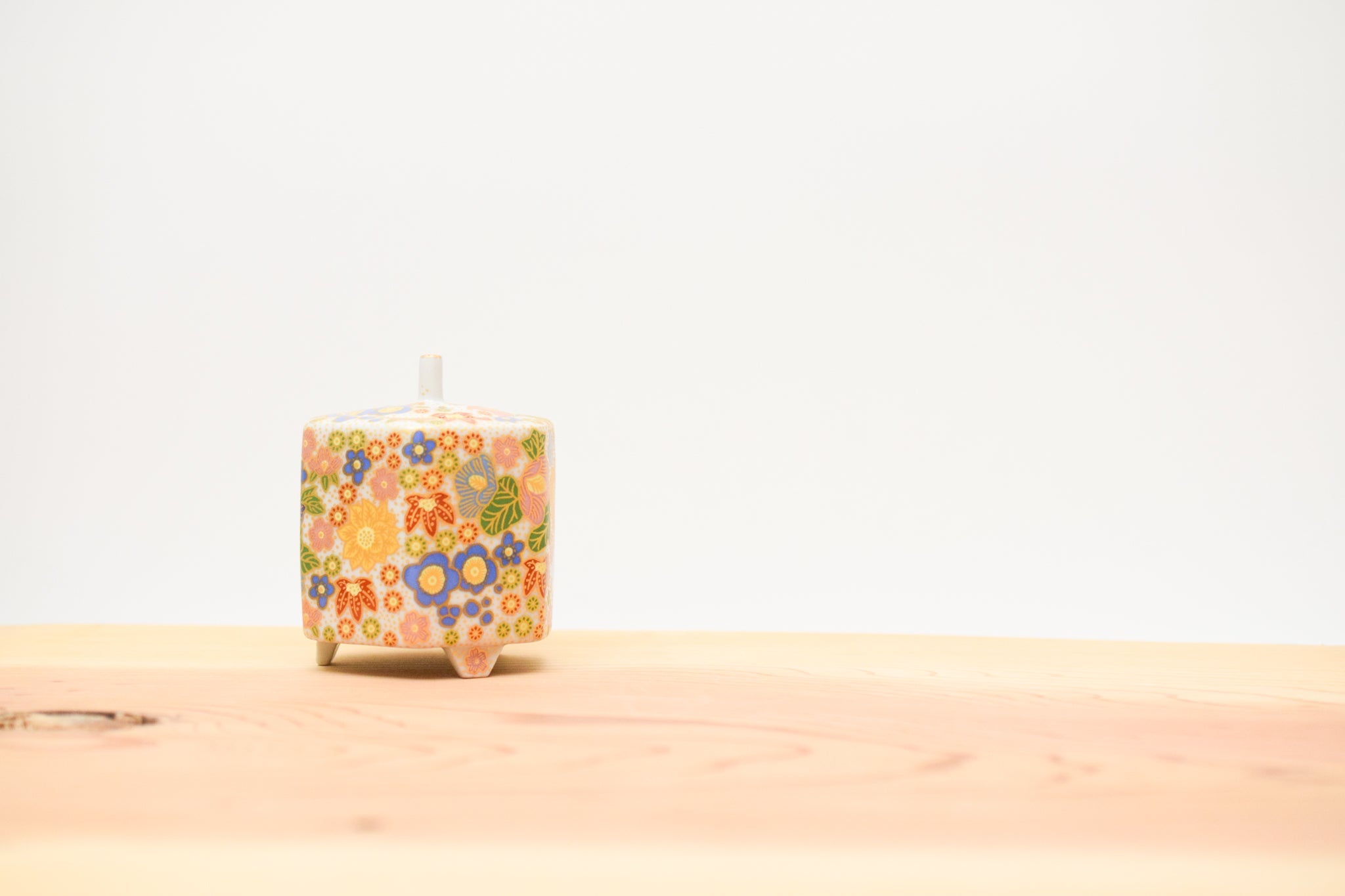Juttoku Kutani Incense Burner 9cm - Flower Filled Pattern - view 6