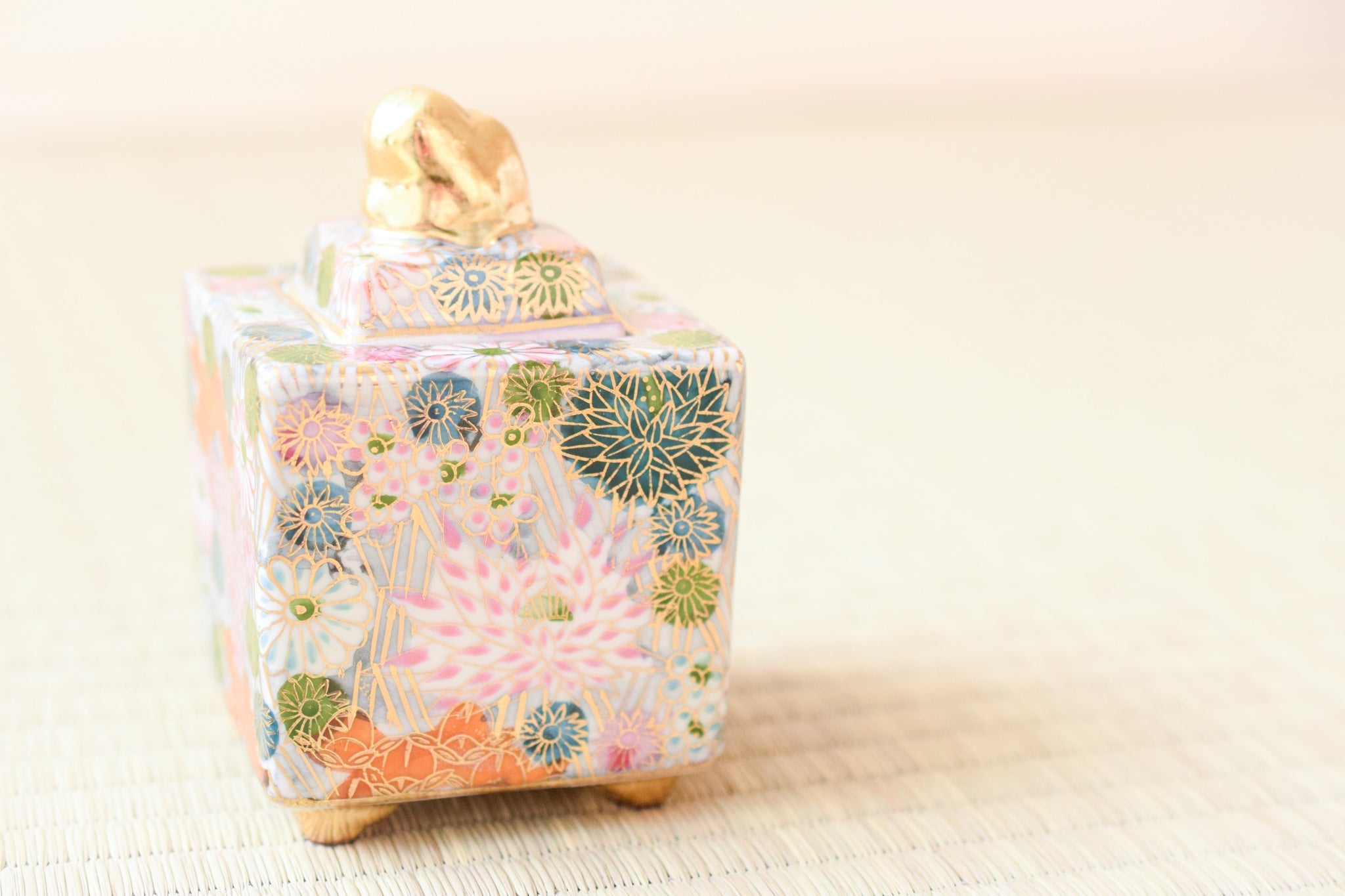 Juttoku Kutani Mini Incense Burner 9cm - Gold Flower Pattern - view 5