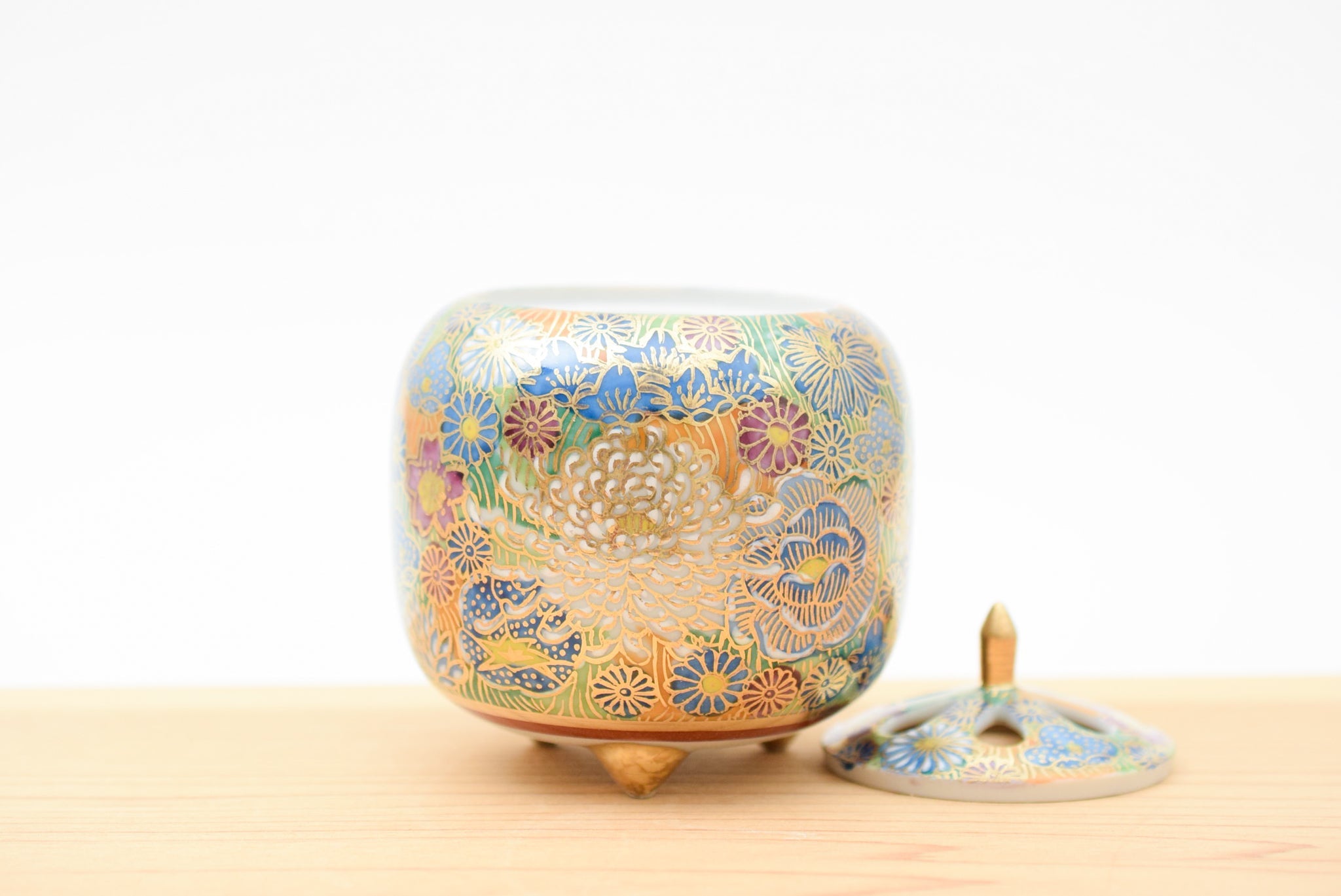 Juttoku Kutani Incense Burner 10.5cm - Gold Flower Pattern - view 4