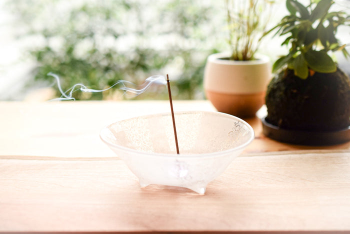 Juttoku Glass Incense Holder with Plate - Snow Pattern