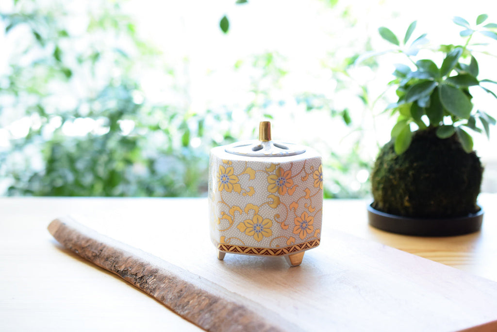 Juttoku Kutani Incense Burner 9cm - White Dot Clematis - view 4