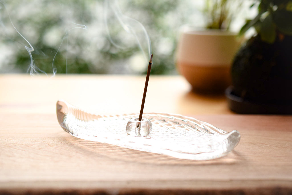 Juttoku Glass Leaf Incense Holder - One Piece - view 4