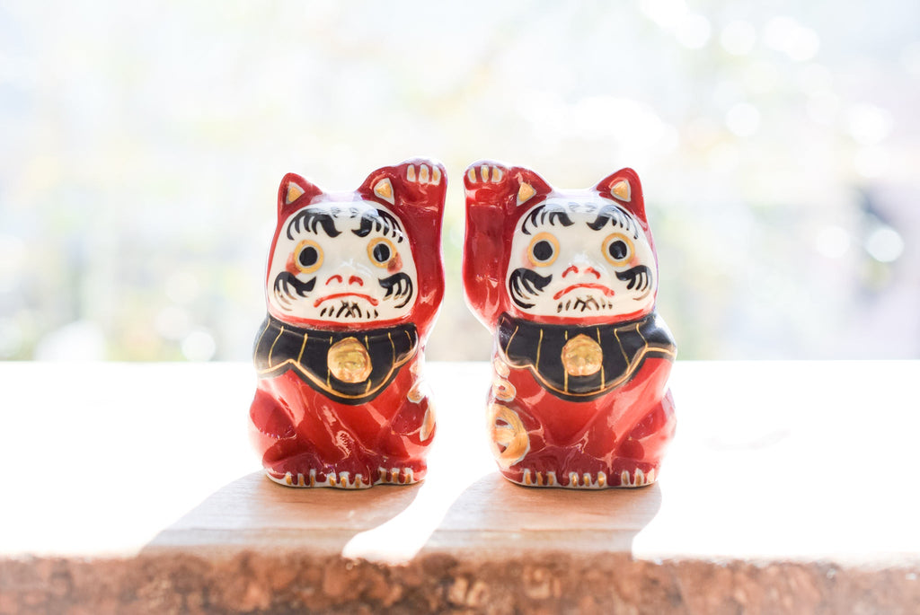 Juttoku Kutani Lucky Cat Daruma - Right Paw for Wealth - view 4