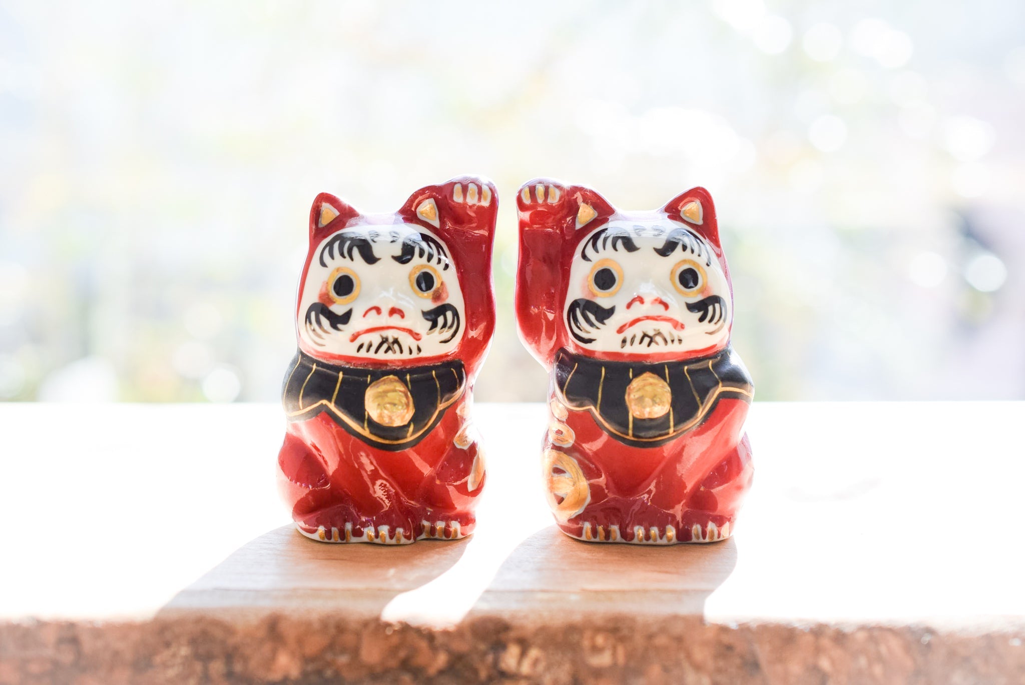 Juttoku Kutani Lucky Cat Daruma - Right Paw for Wealth - view 4