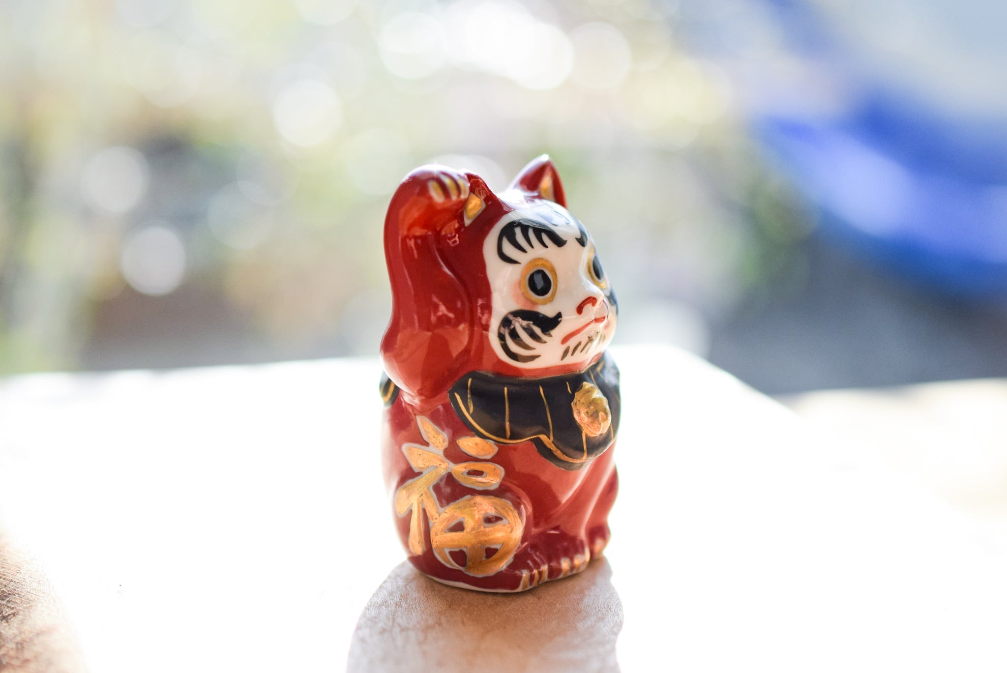 Juttoku Kutani Lucky Cat Daruma - Right Paw for Wealth - view 2