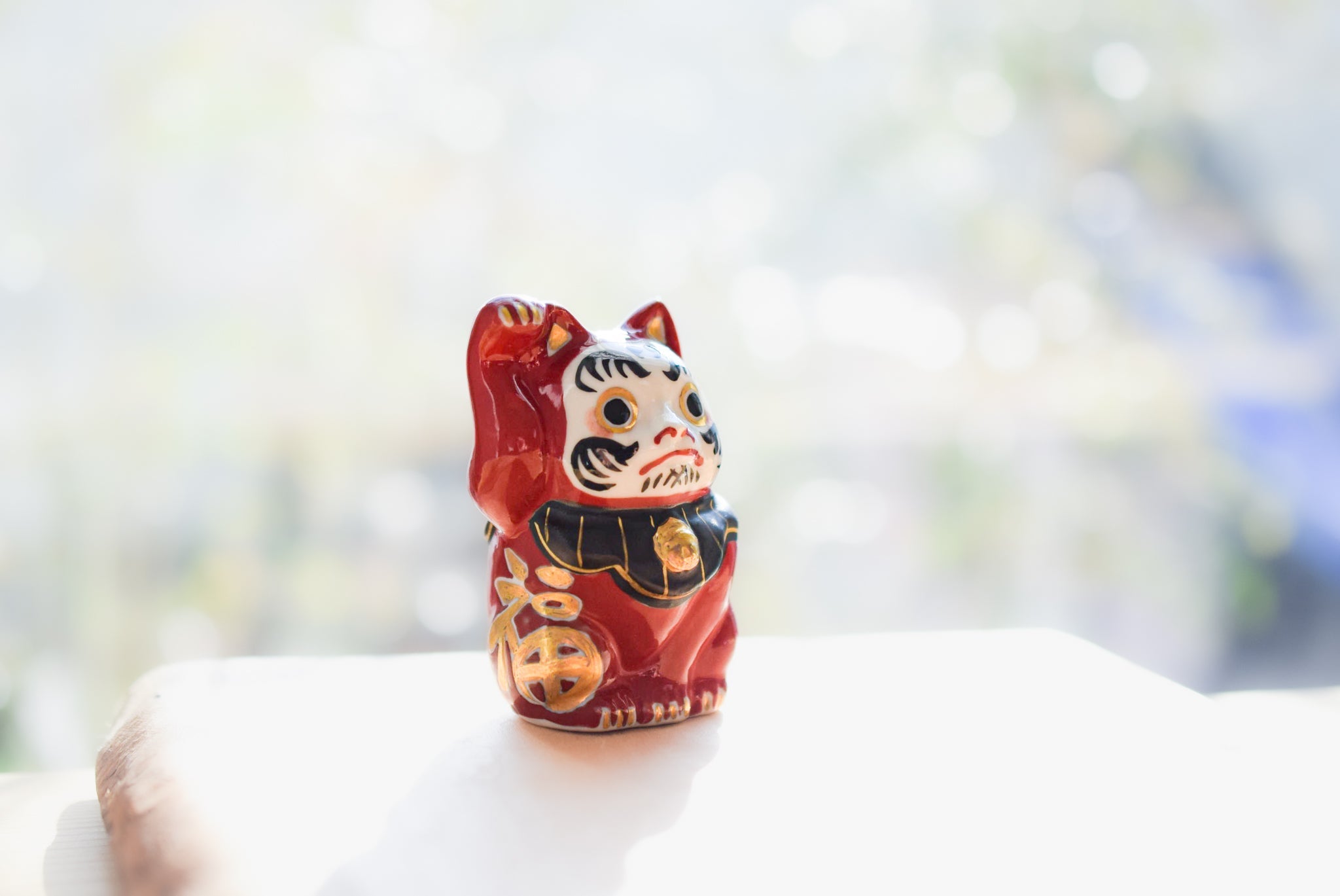 Juttoku Kutani Lucky Cat Daruma - Right Paw for Wealth - view 6