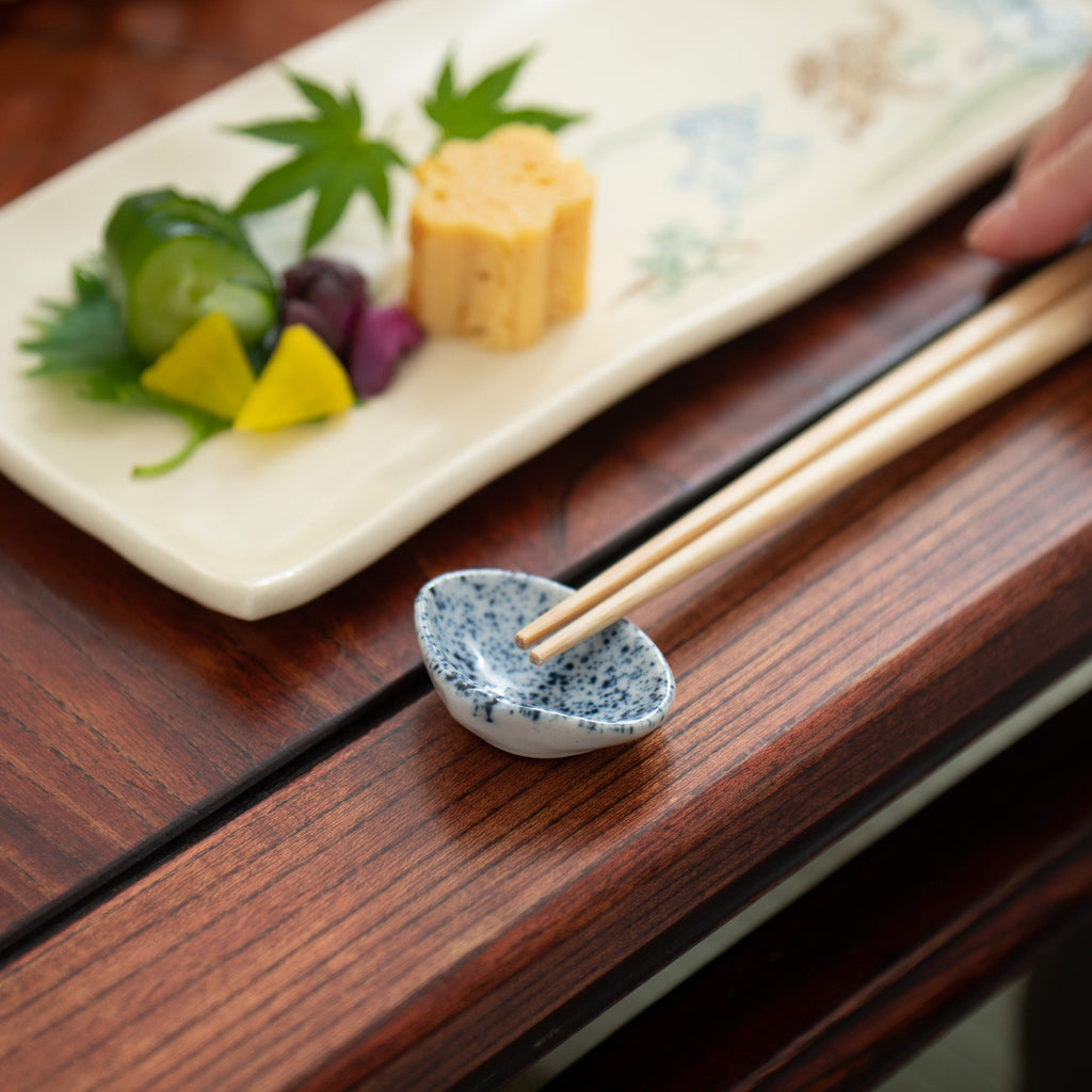 Musubi Kiln Ink-Sprayed Shell Chopstick Rest Set