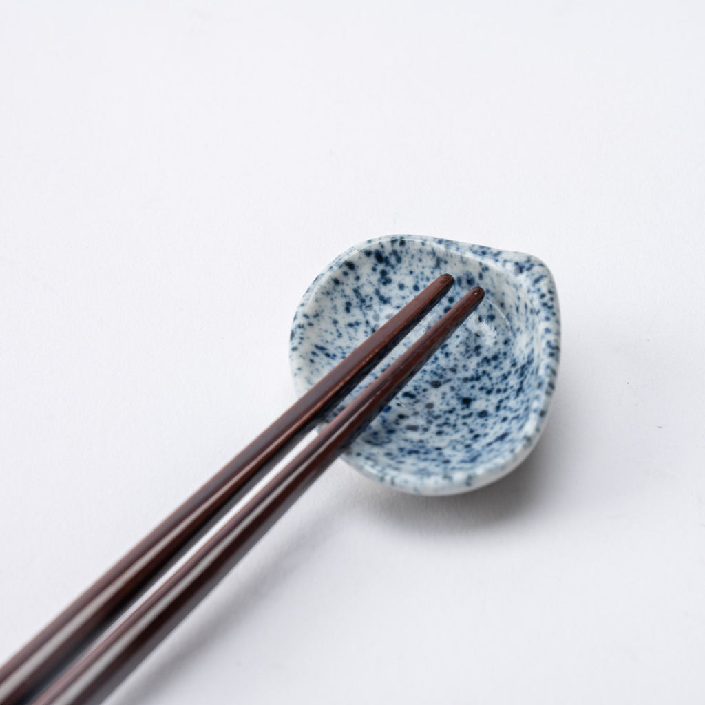 Musubi Kiln Ink-Sprayed Shell Chopstick Rest Set