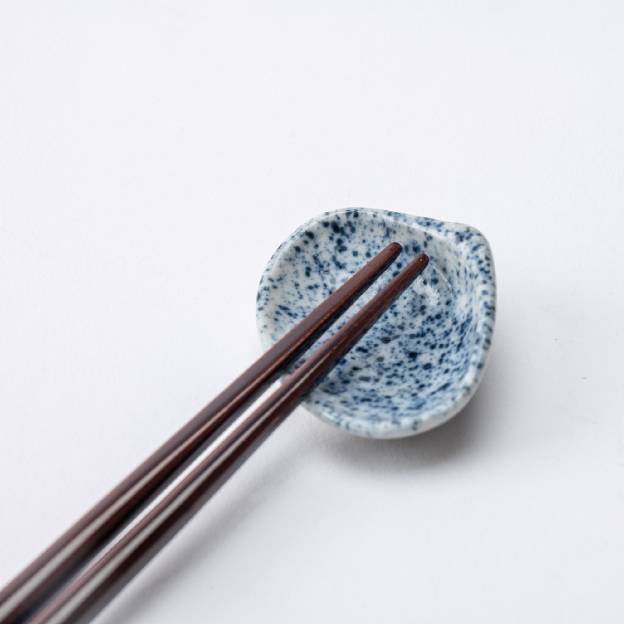 Musubi Kiln Ink-Sprayed Shell Chopstick Rest Set