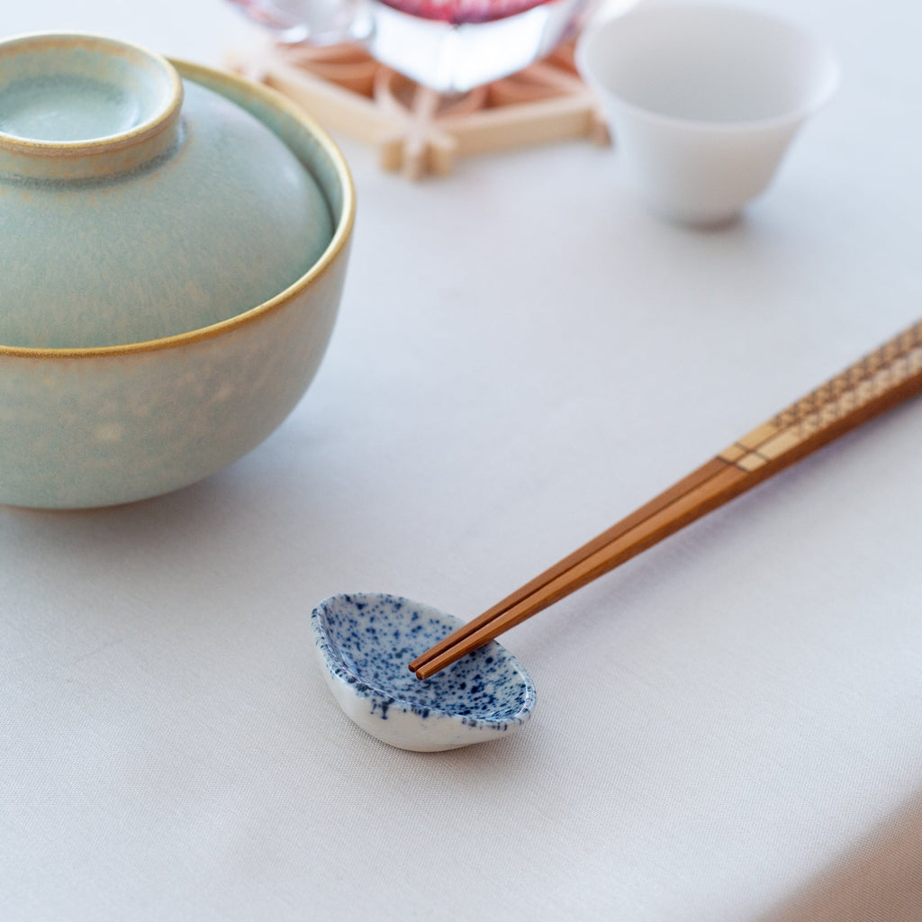Musubi Kiln Ink-Sprayed Shell Chopstick Rest Set