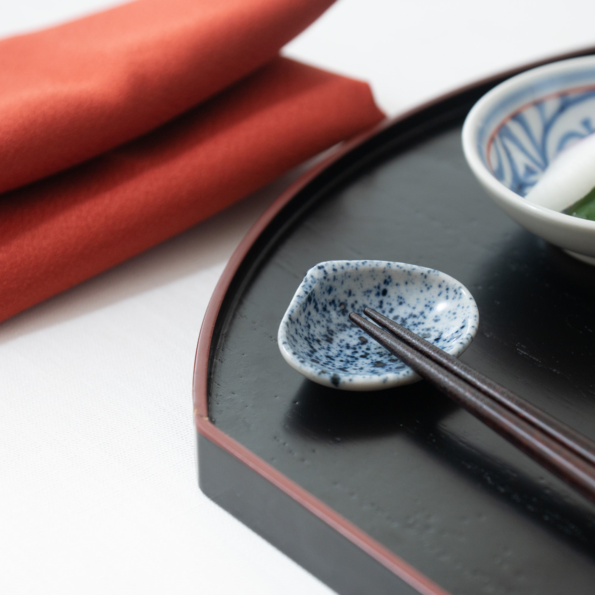 Musubi Kiln Ink-Sprayed Shell Chopstick Rest Set