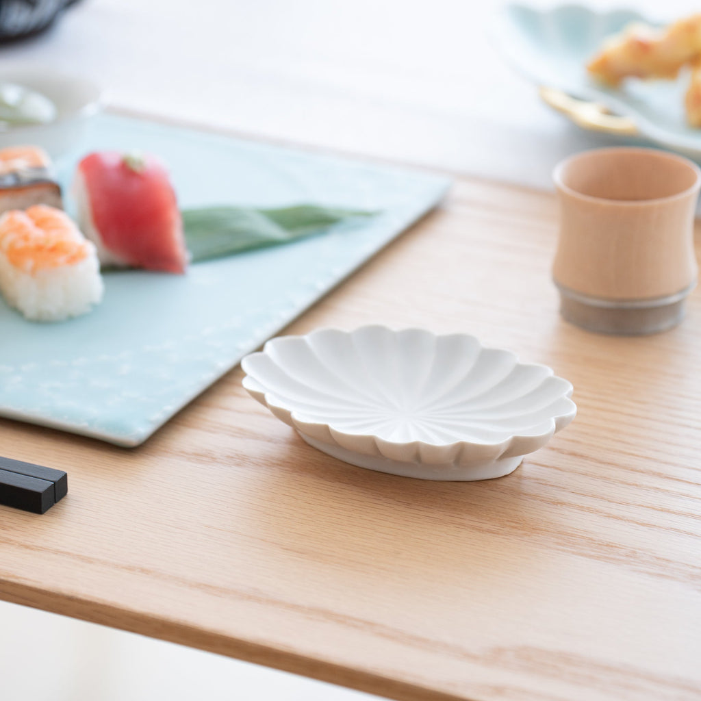 Musubi Kiln KIKKA Chrysanthemum-Shaped Oval Sauce Plate
