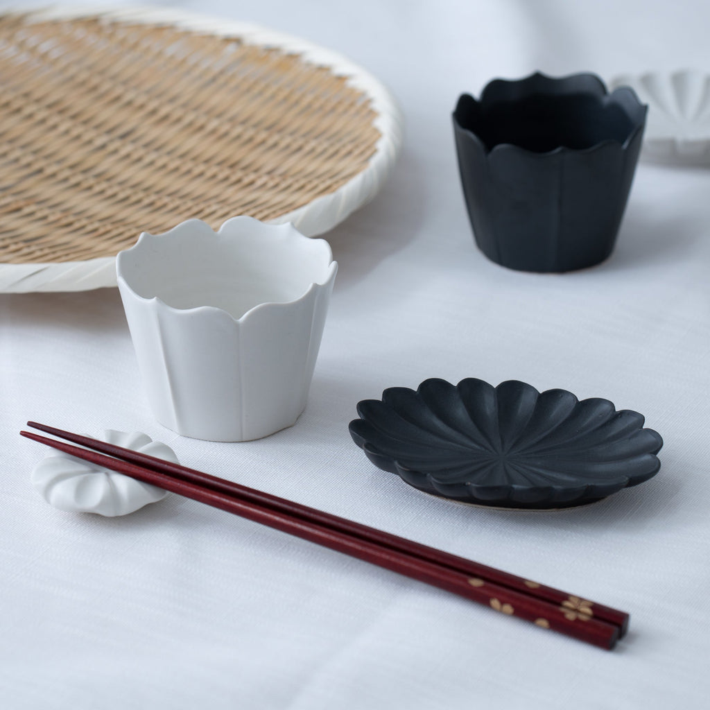 Musubi Kiln KIKKA Chrysanthemum-Shaped Oval Sauce Plate