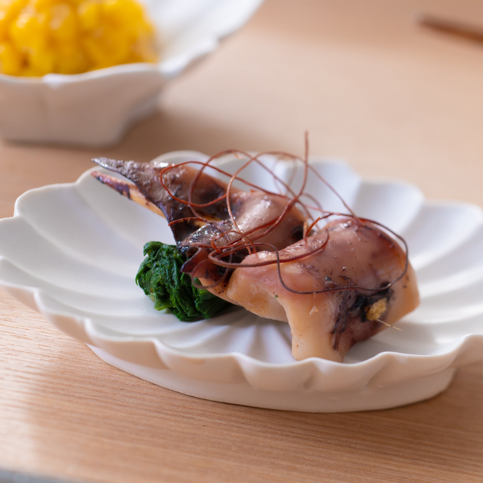 Musubi Kiln KIKKA Chrysanthemum-Shaped Oval Sauce Plate