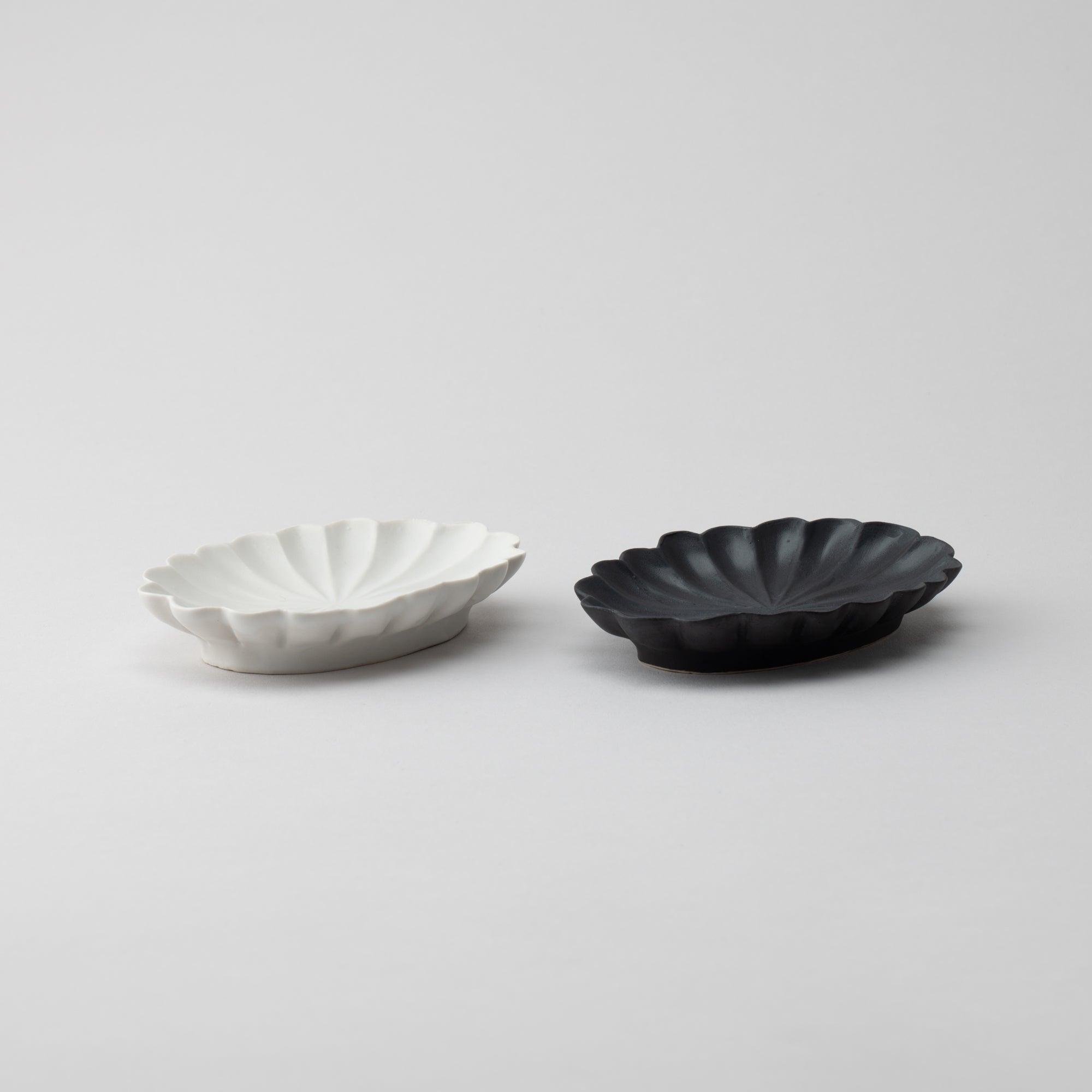 Musubi Kiln KIKKA Chrysanthemum-Shaped Oval Sauce Plate