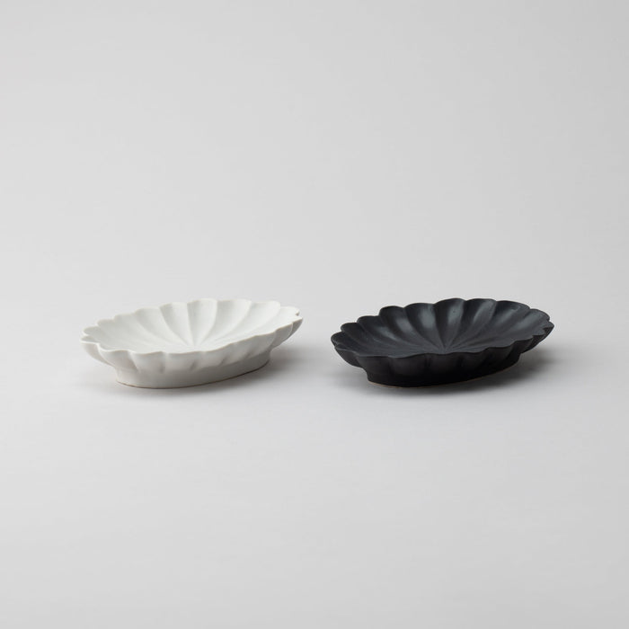 Musubi Kiln KIKKA Chrysanthemum-Shaped Oval Sauce Plate