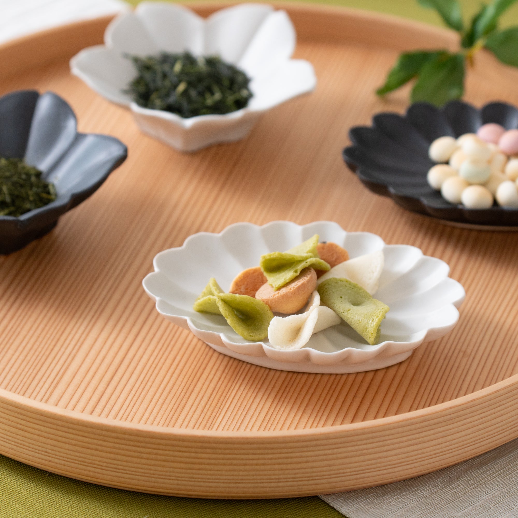 Musubi Kiln KIKKA Chrysanthemum-Shaped Oval Sauce Plate