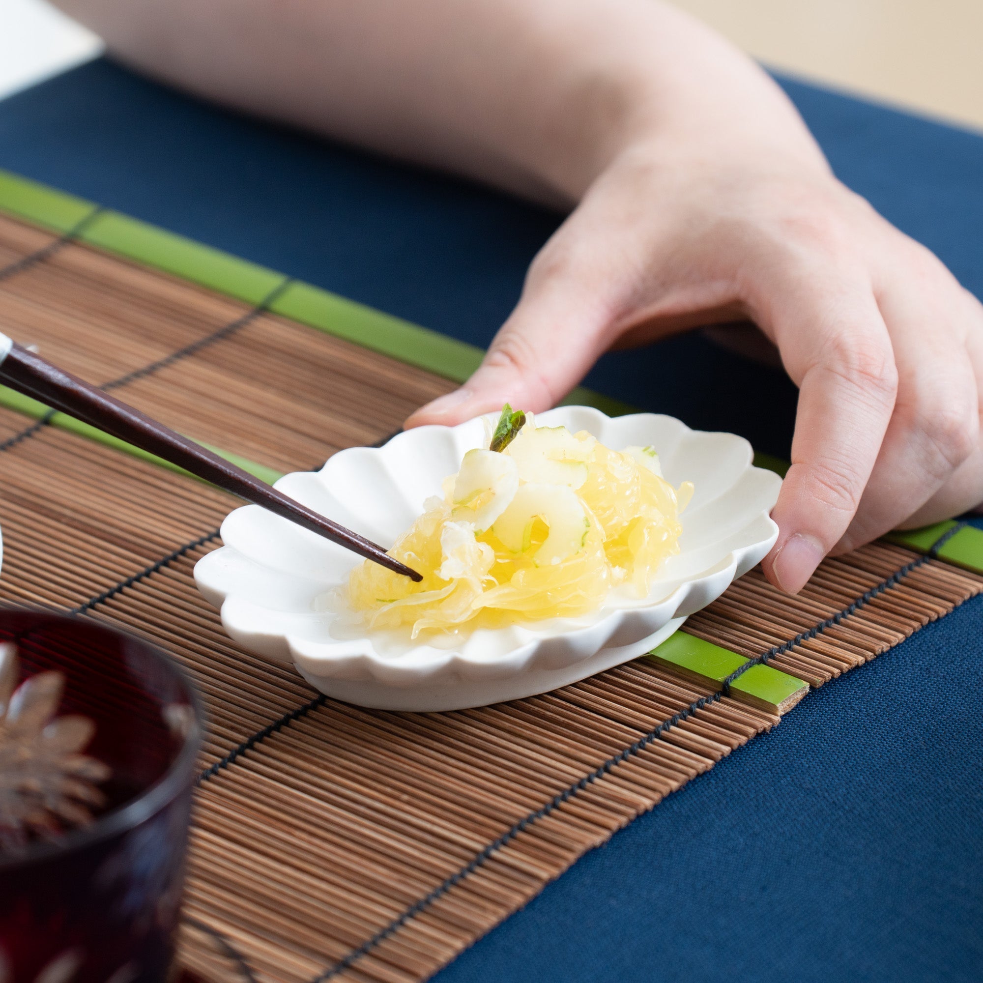Musubi Kiln KIKKA Chrysanthemum-Shaped Oval Sauce Plate