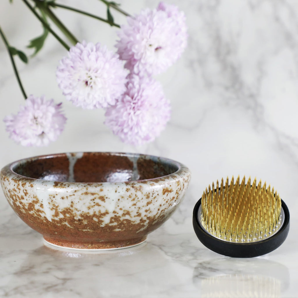 Wazakura 2PCS Japanese Ikebana Essential Tool Set Brass Kenzan & White Stripe Terracotta