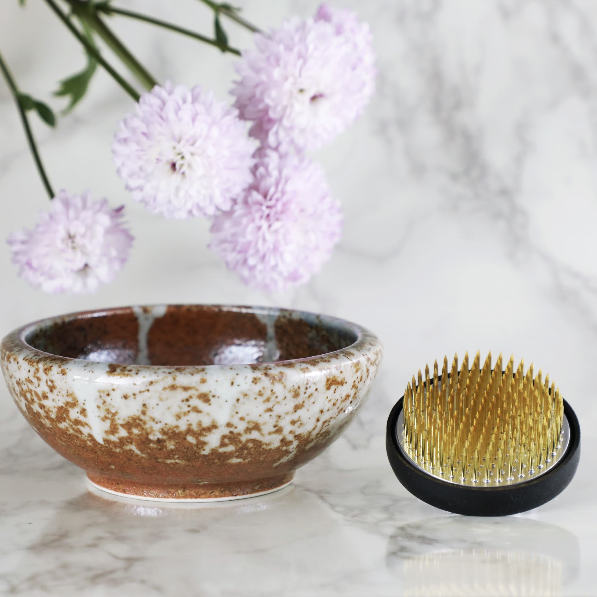 Wazakura 2PCS Japanese Ikebana Essential Tool Set Brass Kenzan & White Stripe Terracotta